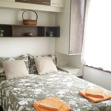 Iris Apartment *